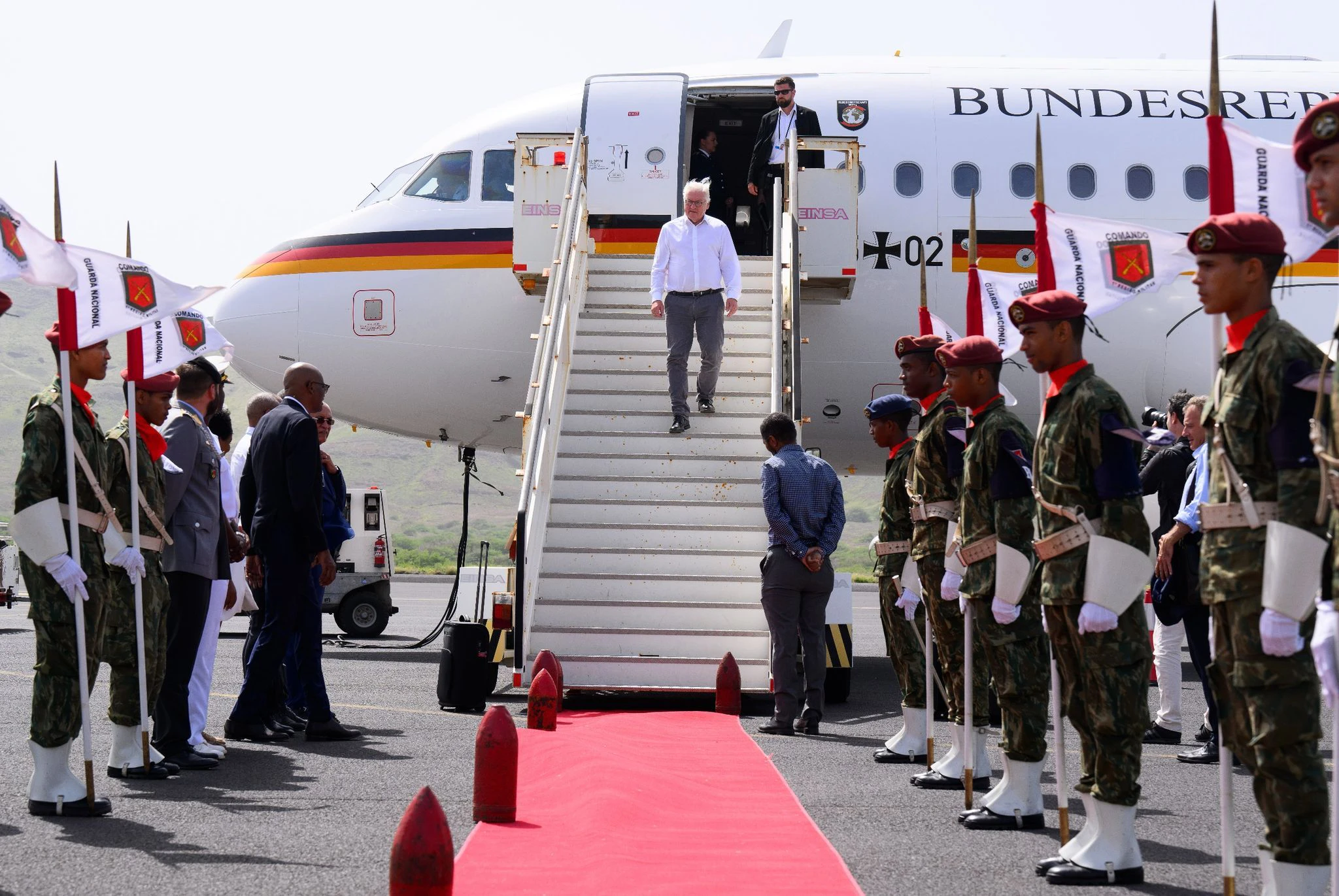 Der deutsche Bundespräsident Frank-Walter Steinmeier besucht die Republik Kap Verde und wird bei seiner Ankunft auf dem Cesária-Evora-Flughafen in Mindelo empfangen.  