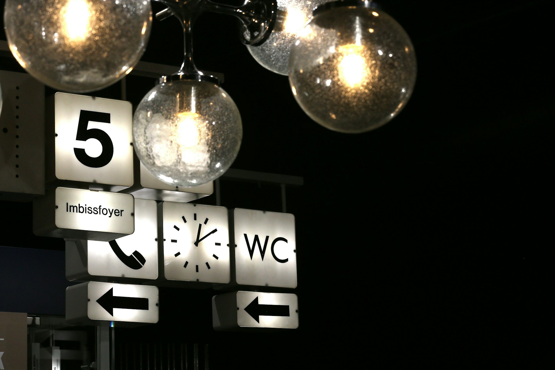 Teile des originalen Wegleitsystems und Lampen aus dem Palast der Republik werden im DDR-Museum gezeigt.