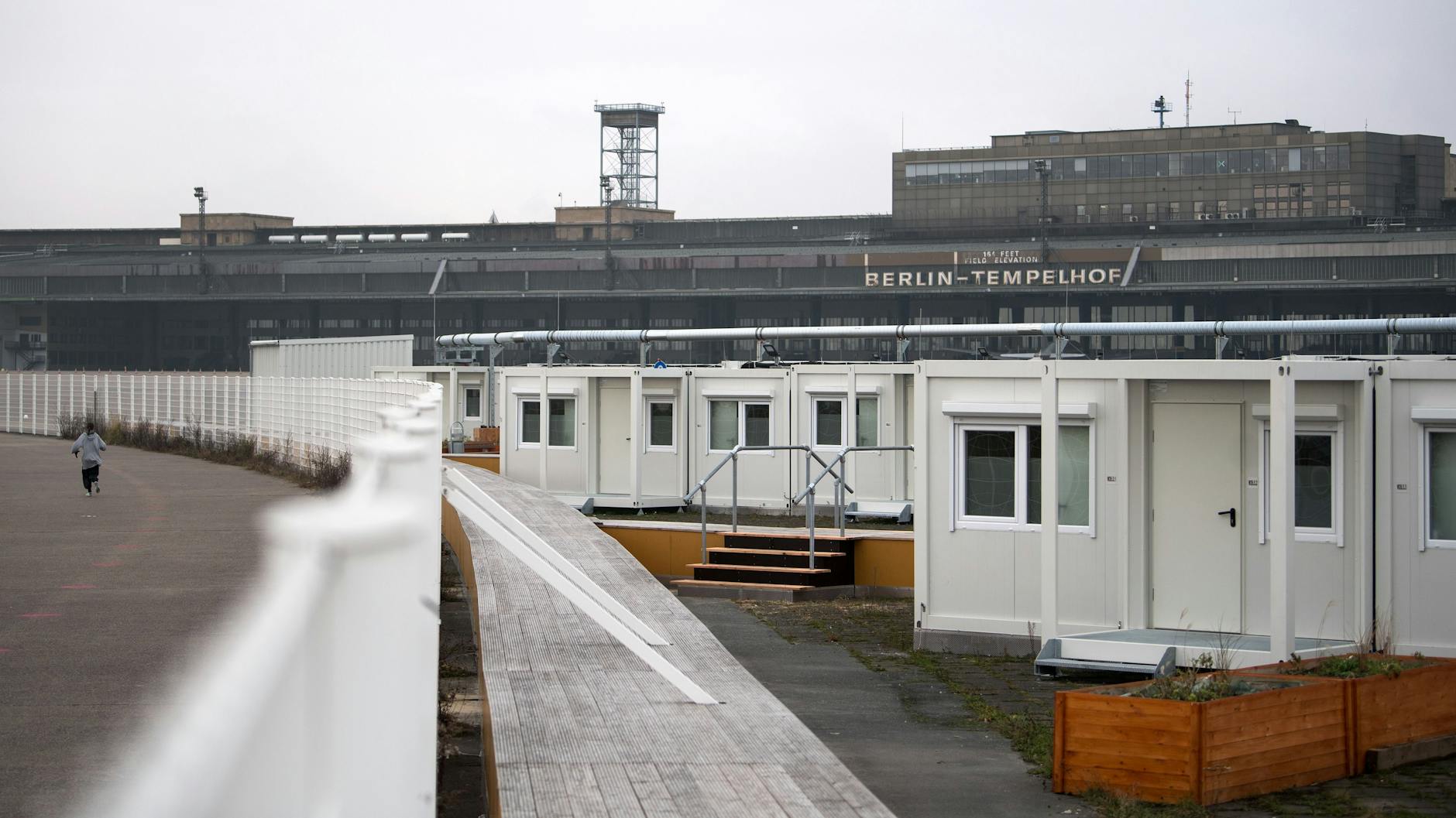 Seit 2017 sind auf dem Tempelhofer Flughafen auf dem Vorfeld und in Hangars Unterkünfte für Flüchtlinge entstanden. 