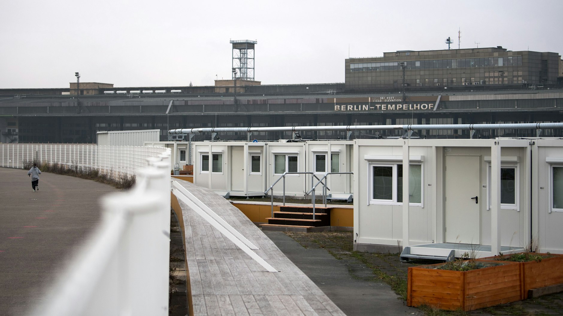 Seit 2017 sind auf dem Tempelhofer Flughafen auf dem Vorfeld und in Hangars Unterkünfte für Flüchtlinge entstanden.&nbsp;