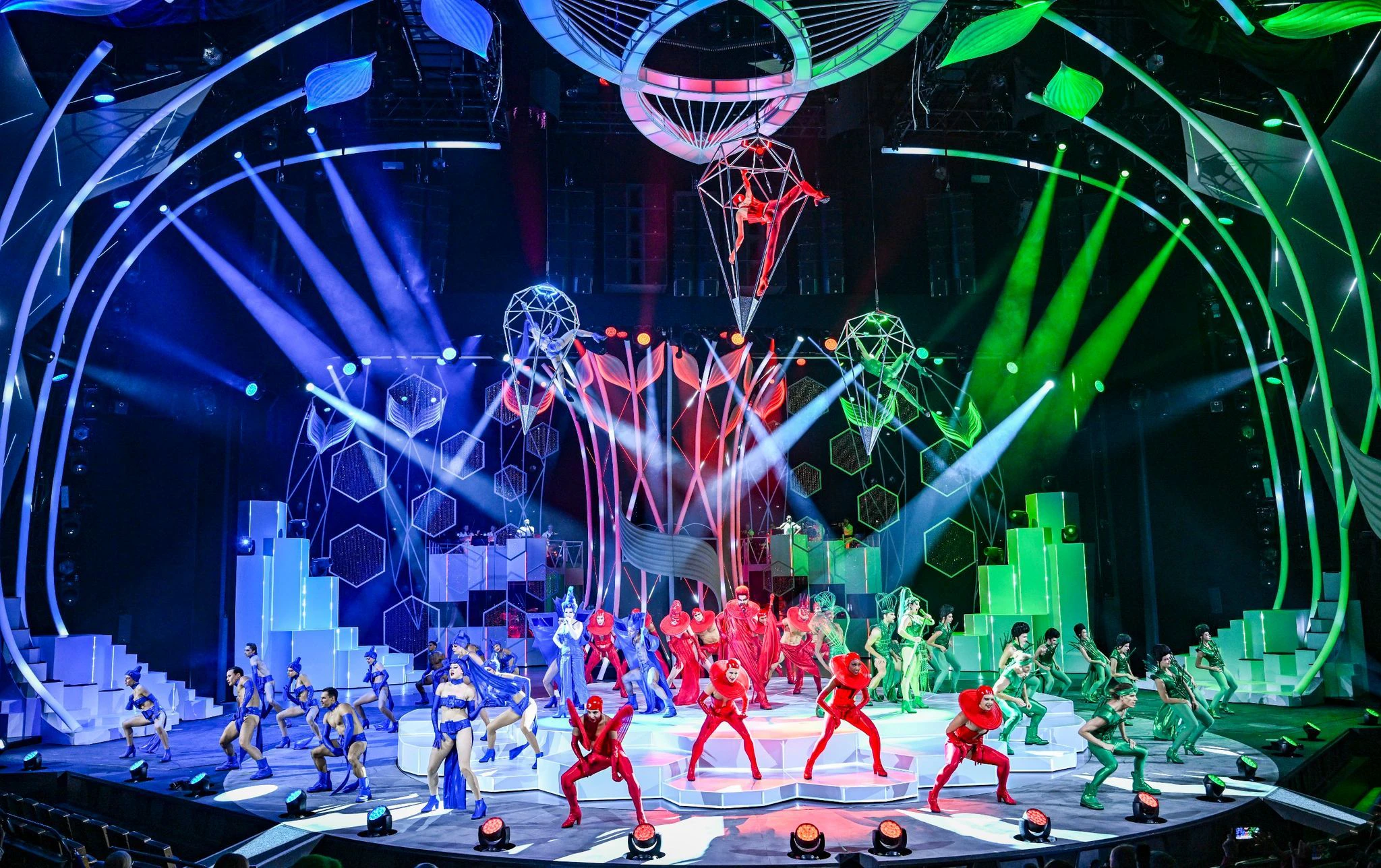 Schillernde Farben, extravagante Mode und die letzten Proben: Am 11. Oktober feiert die Revue «Falling In Love» im Berliner Friedrichstadt-Palast Premiere. Als Visual Design Direktor ist der französische Star-Designer Jean Paul Gaultier zusammen mit anderen für das Kostüm- und Bühnendesign verantwortlich.  