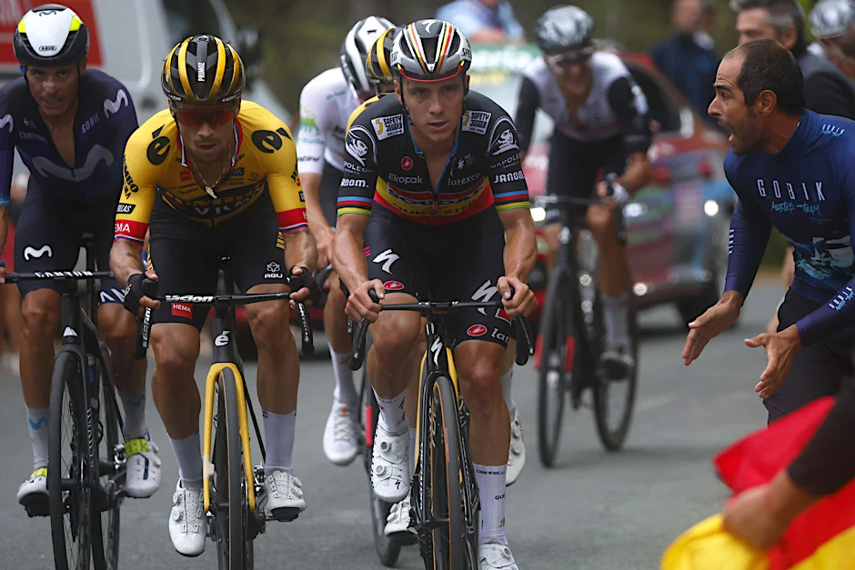 ARCHIV - Die Teams der beiden Stars Primoz Roglic (l) und Remco Evenepoel stehen vor einer Fusion.  