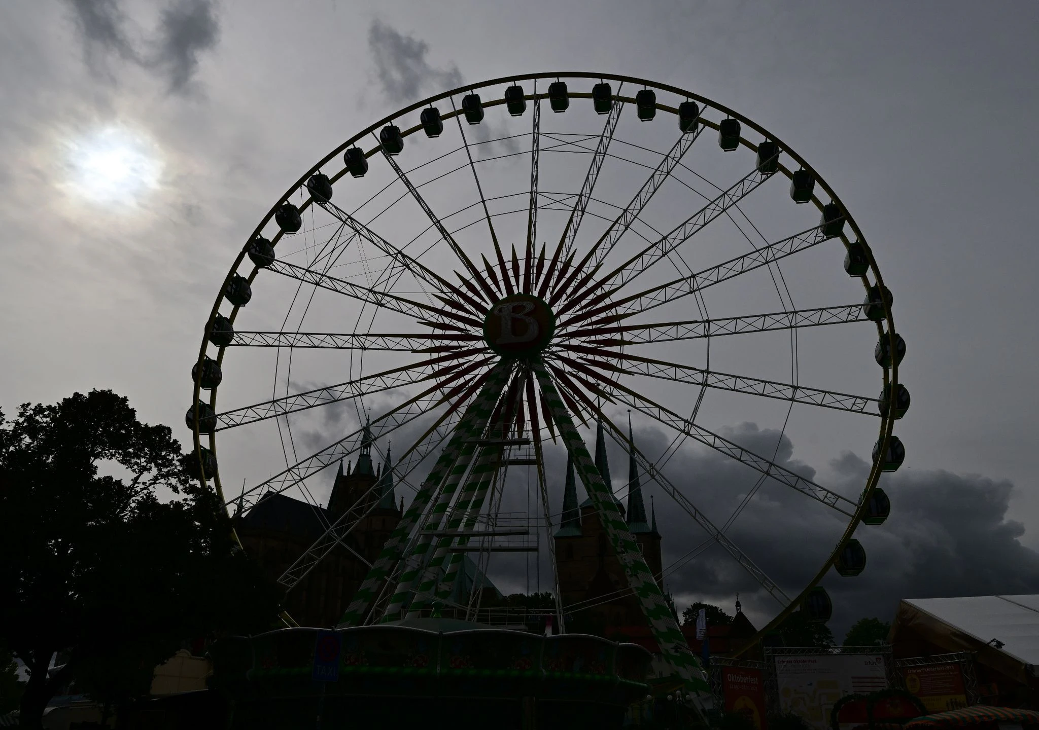 Da braut sich etwas zusammen: Der Himmel über dem Riesenrad des Erfurter Oktoberfestes ist dunkel und grau.  