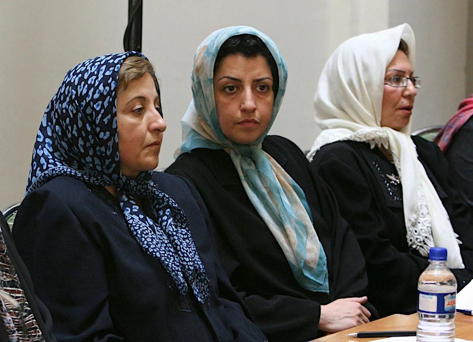 Narges Mohammadi (M.) neben Friedensnobelpreisträgerin Shirin Ebadi (l.) im Jahr 2007 (Archiv)