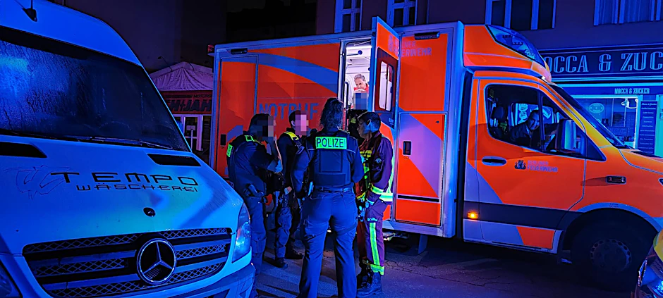 Polizisten und Notfallsanitäter versuchten einen randalierenden Mann in Neukölln ruhig zu stellen.