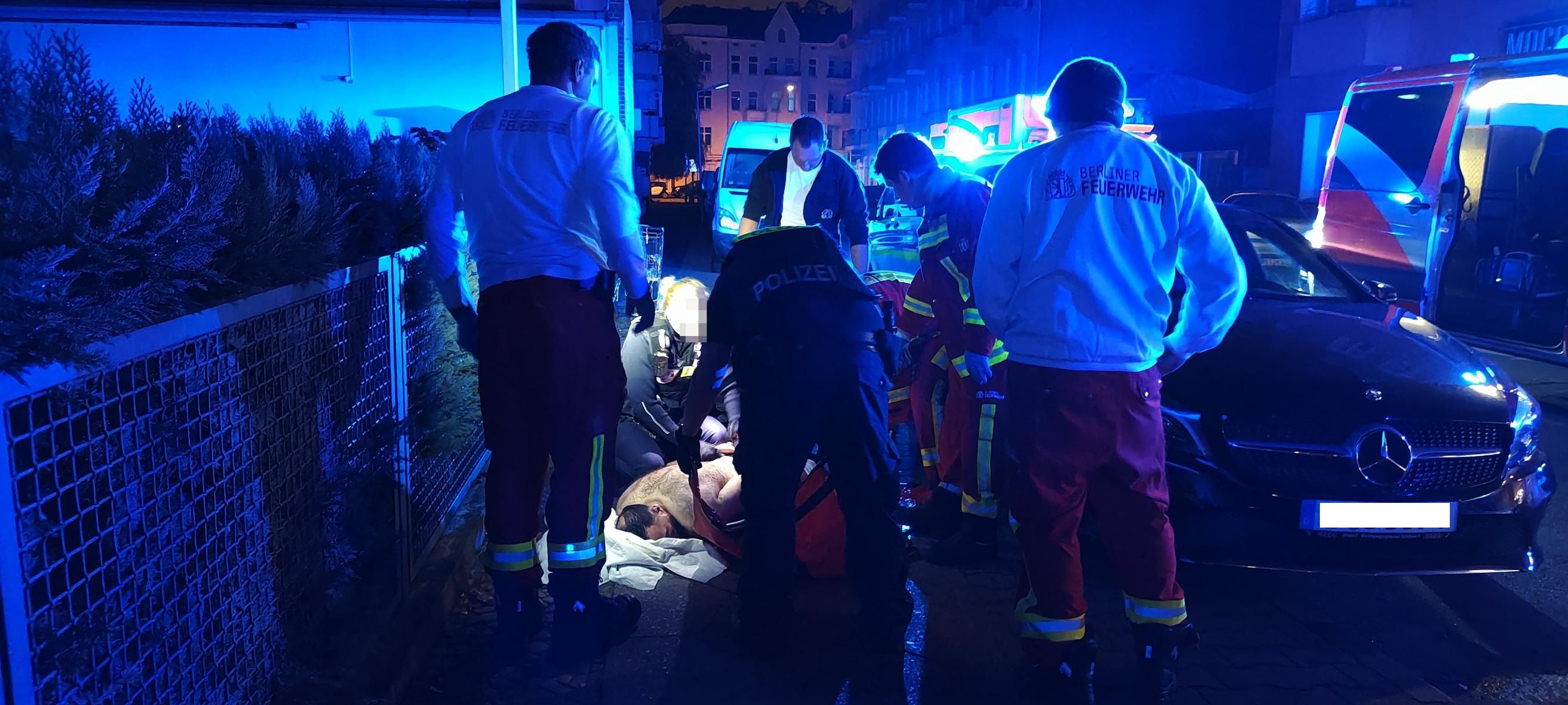 Horrortrip! Mann zerlegt Hotelzimmer und haut mit Kopf auf den Boden