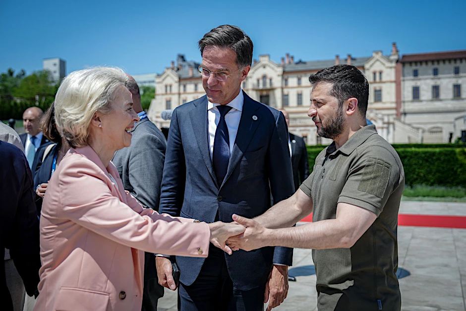 Mark Rutte zwischen der Präsidentin der Europäischen Kommission, Ursula von der Leyen und dem ukrainischen Präsidenten Wolodymyr Selenskyj.