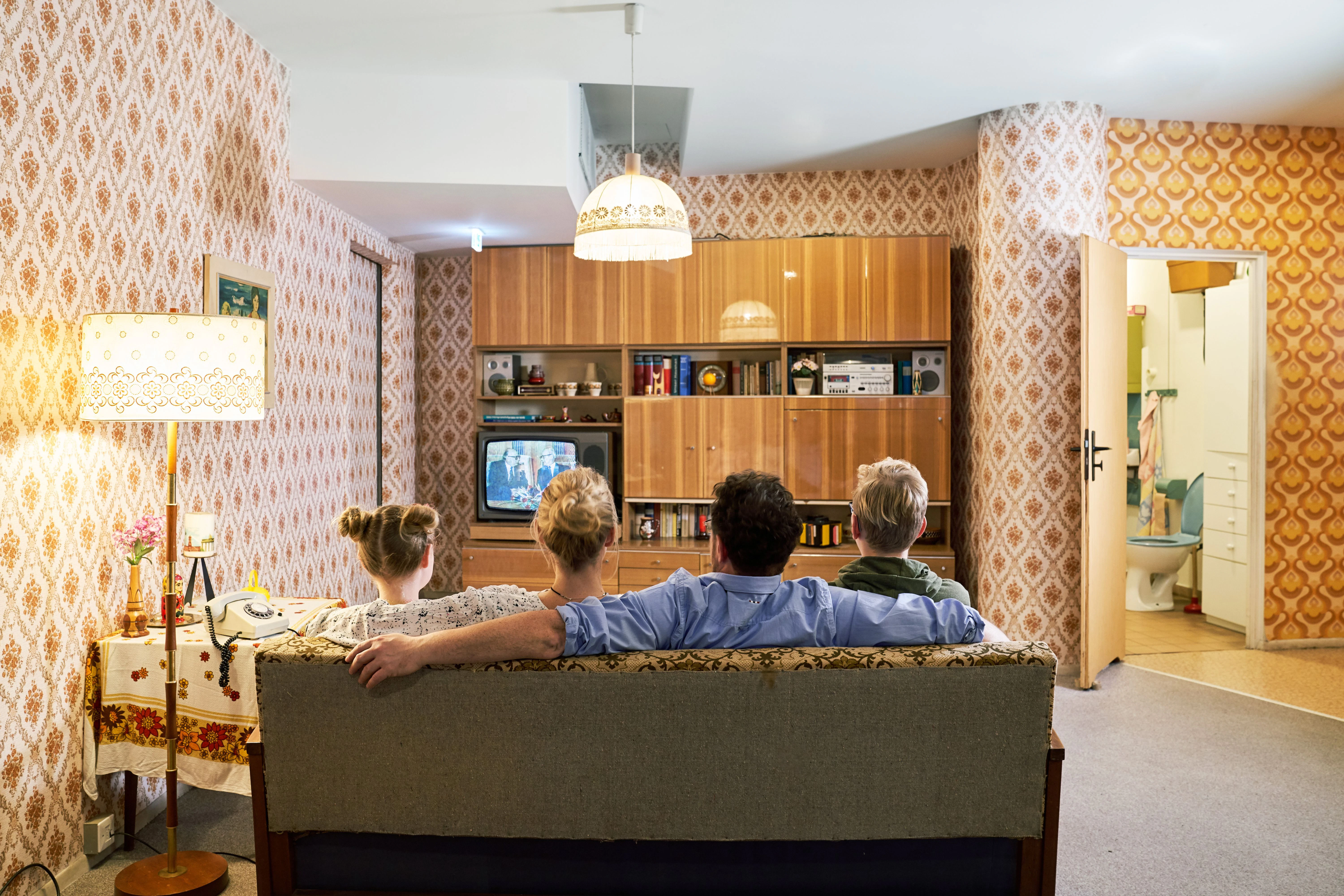 Das Wohnzimmer in der Museumswohnung: Schrankwand, Sofa, Tapete, Stehlampe – alles original DDR.
