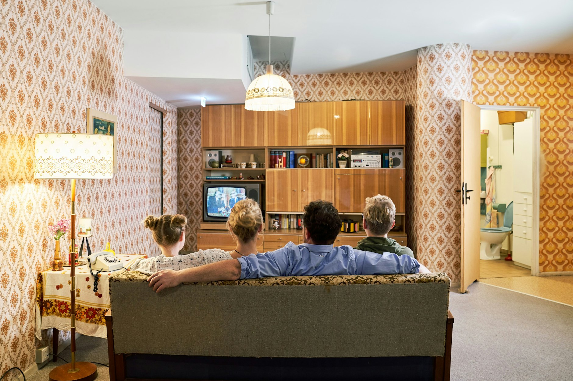 Das Wohnzimmer in der Museumswohnung: Schrankwand, Sofa, Tapete, Stehlampe – alles original DDR.