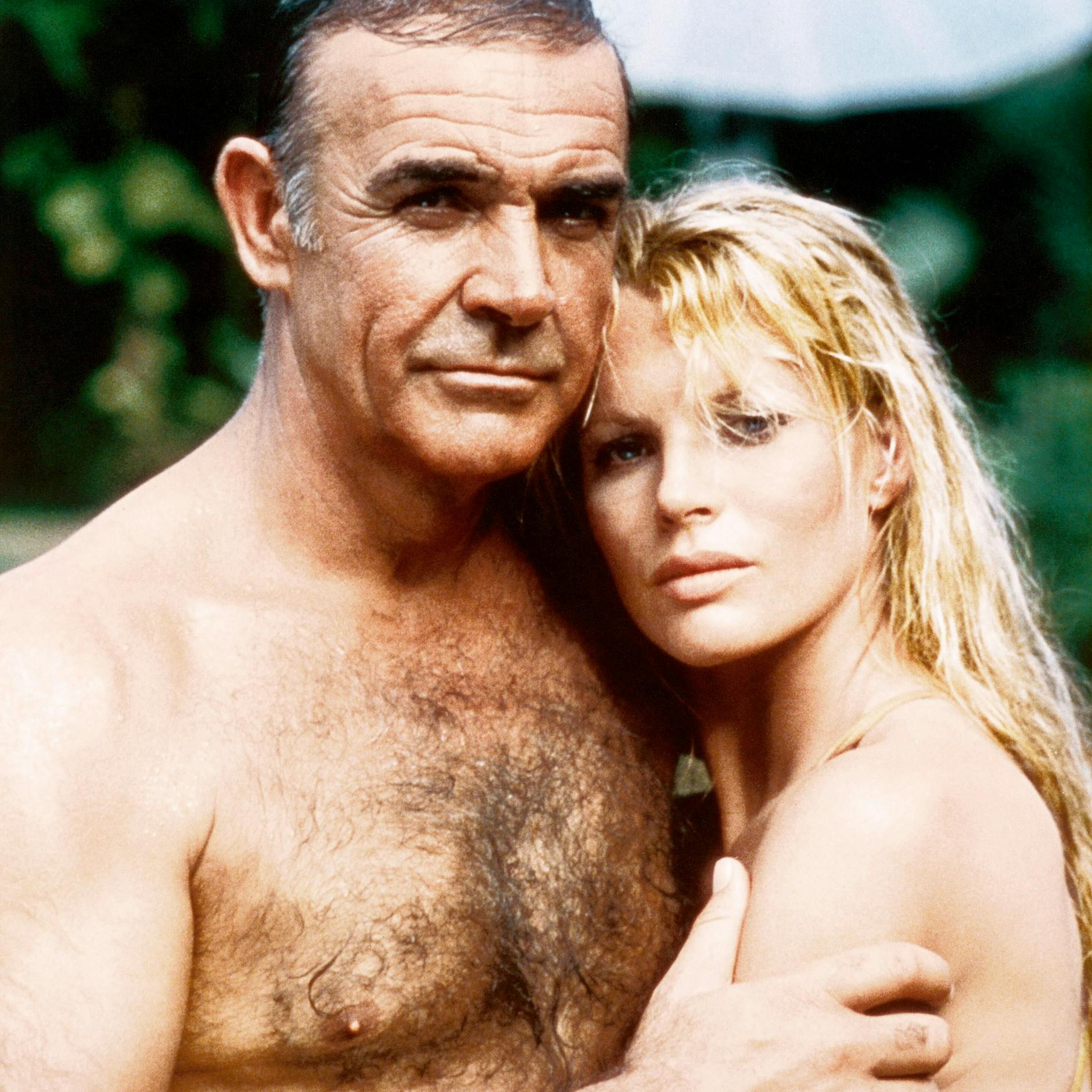 Sean Connery und Kim Basinger in einer Szene des James-Bond-Films „Sag niemals nie“ aus dem Jahr 1983