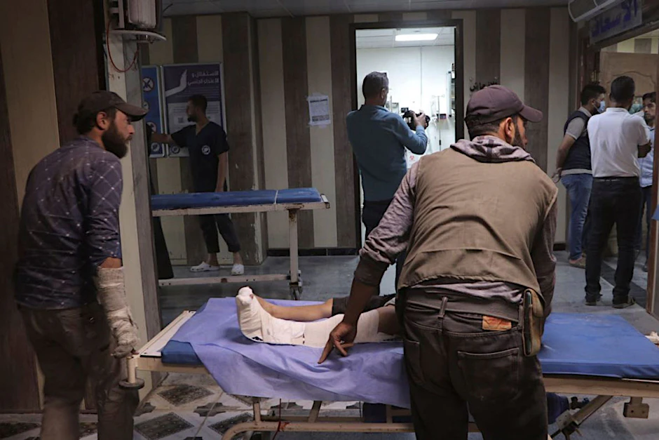 HANDOUT - Verletzte in einem Krankenhaus in Idlib. Bei einem Drohnenangriff auf eine Militärakademie in der Stadt Homs wurden Dutzende Menschen getötet.   White Helmets/AP