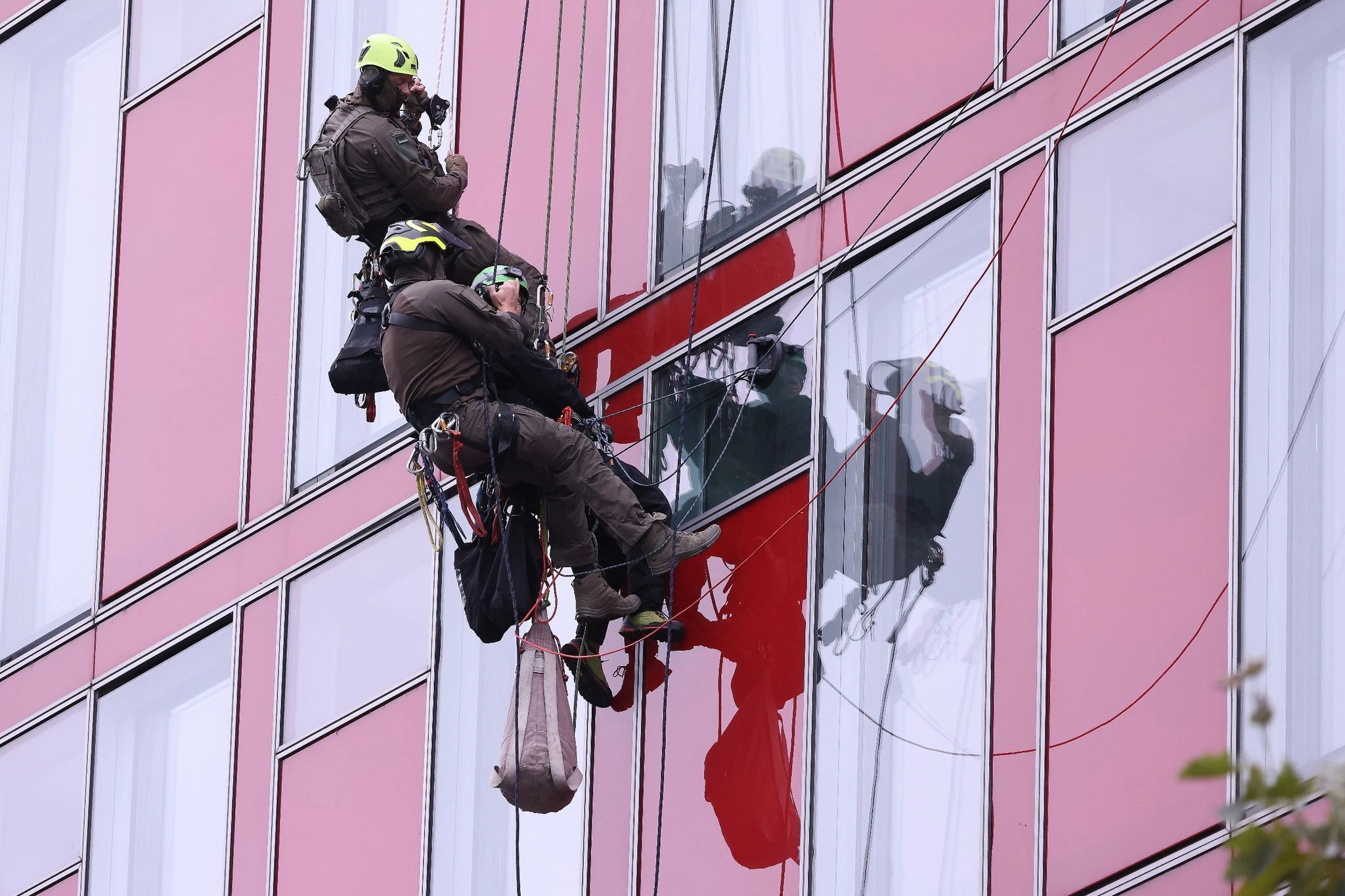 Greenpeace-Aktivisten sind auf das Dach der Uniper-Zentrale in Düsseldorf geklettert und haben dort gegen ein umstrittenes Gasförderprojekt vor der Westküste Australiens protestiert. SEK-Beamte sichern eine Aktivistin in schwindelerregender Höhe.  