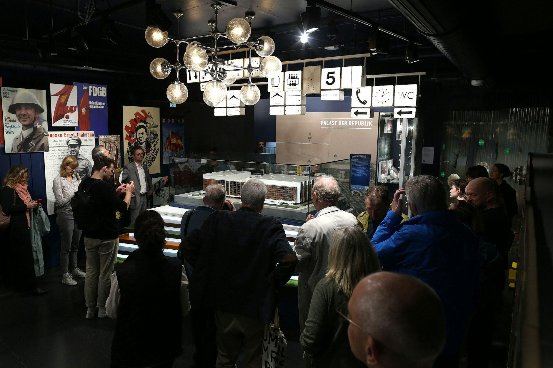 Das Modell des Palastes der Republik (220 x 130 cm) ist ab sofort im DDR-Museum zu sehen, ebenso Deckenleuchten und Hinweistafeln