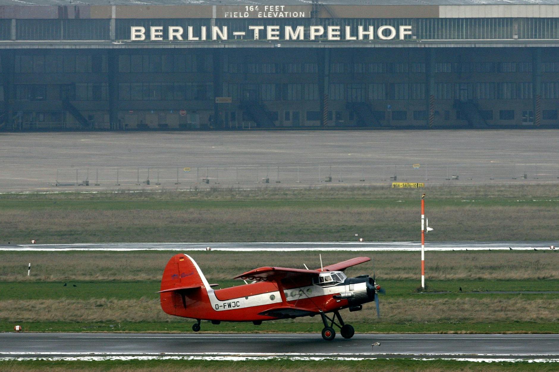 Eines der letzten Flugzeuge, eine Antonow AN 2, rollt am Montag, dem 24.11.2008 auf der Runway 27 L des Flughafens Berlin-Tempelhof zum Start.