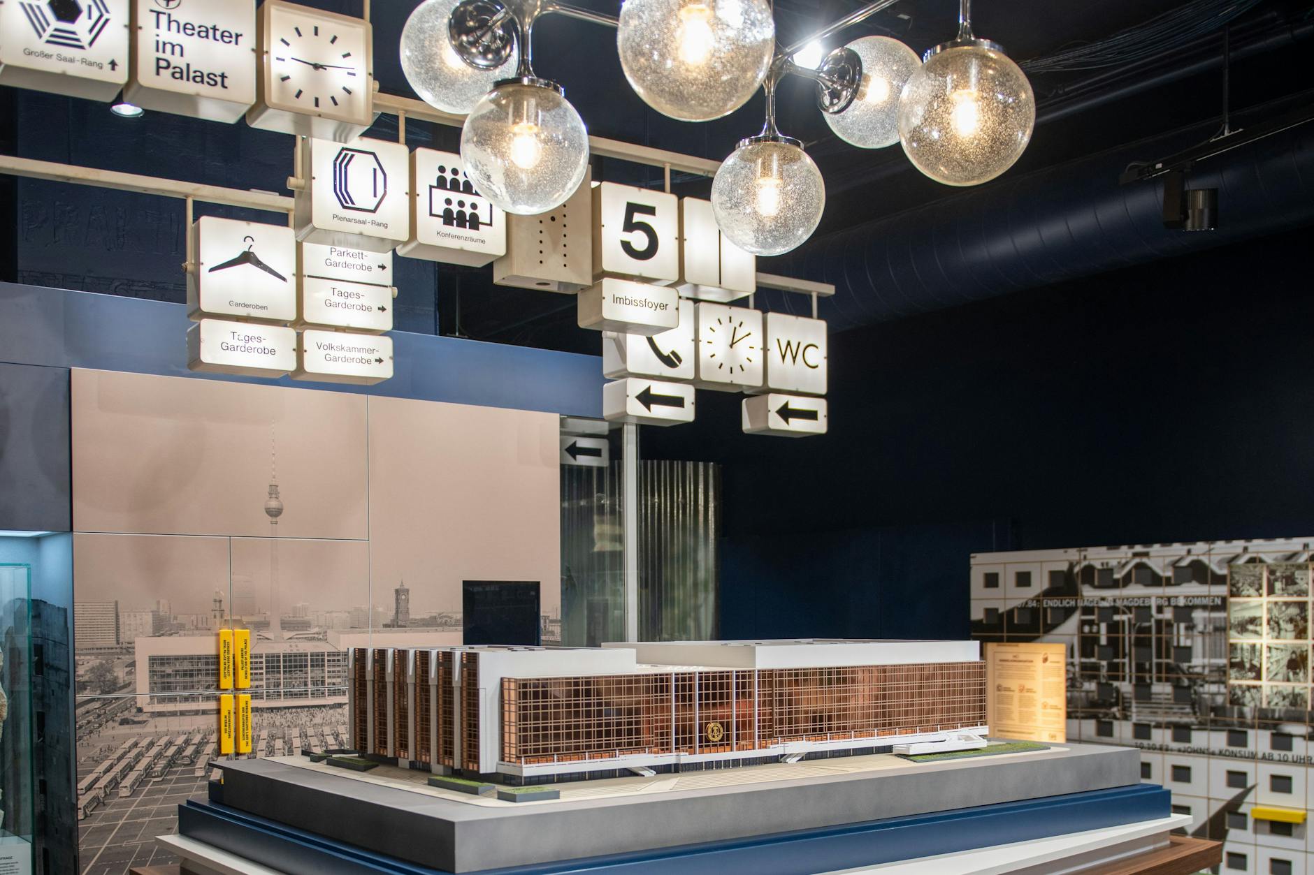 Das Modell des Palastes der Republik (220 x 130 cm) ist ab sofort im DDR-Museum zu sehen, ebenso Deckenleuchten und Hinweistafeln.