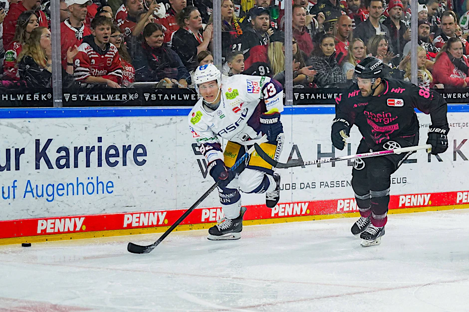 Kölner Haie - Eisbären Berlin in der Lanxess Arena in Köln: Eisbär Leonhard Pföderl (l.) und Alexandre Grenier  Köln (r.). Die Eisbären feierten in Köln ihren dritten Sieg in Folge.&nbsp;&nbsp;