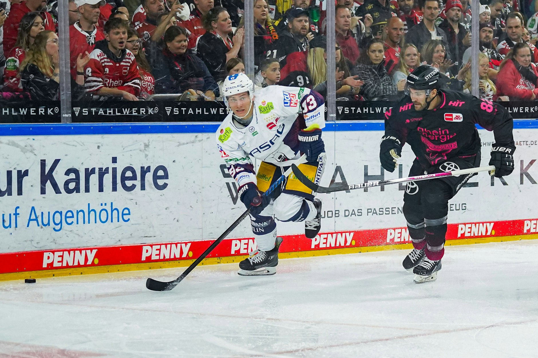 Kölner Haie - Eisbären Berlin in der Lanxess Arena in Köln: Eisbär Leonhard Pföderl (l.) und Alexandre Grenier Köln (r.). Die Eisbären feierten in Köln ihren dritten Sieg in Folge. 