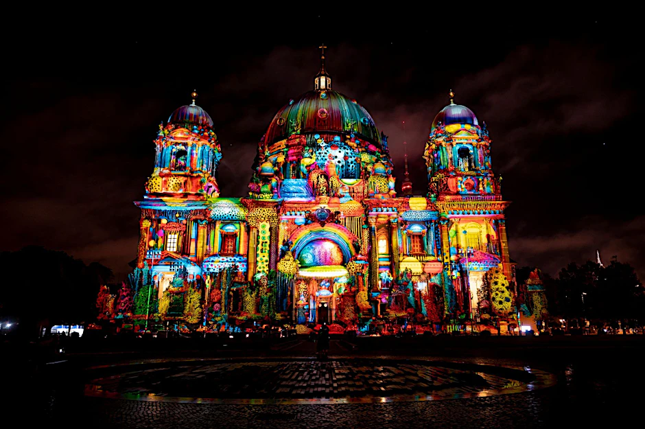 Die Generalprobe hat bereits gezeigt, wie hübsch der Berliner Dom zum diesjährigen Festival of Lights aussehen wird.