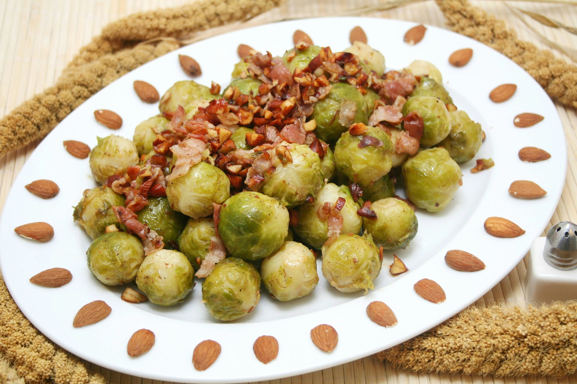 Der Rosenkohl mit Speck und Mandeln nach diesem Rezept ist einfach ein Gedicht.