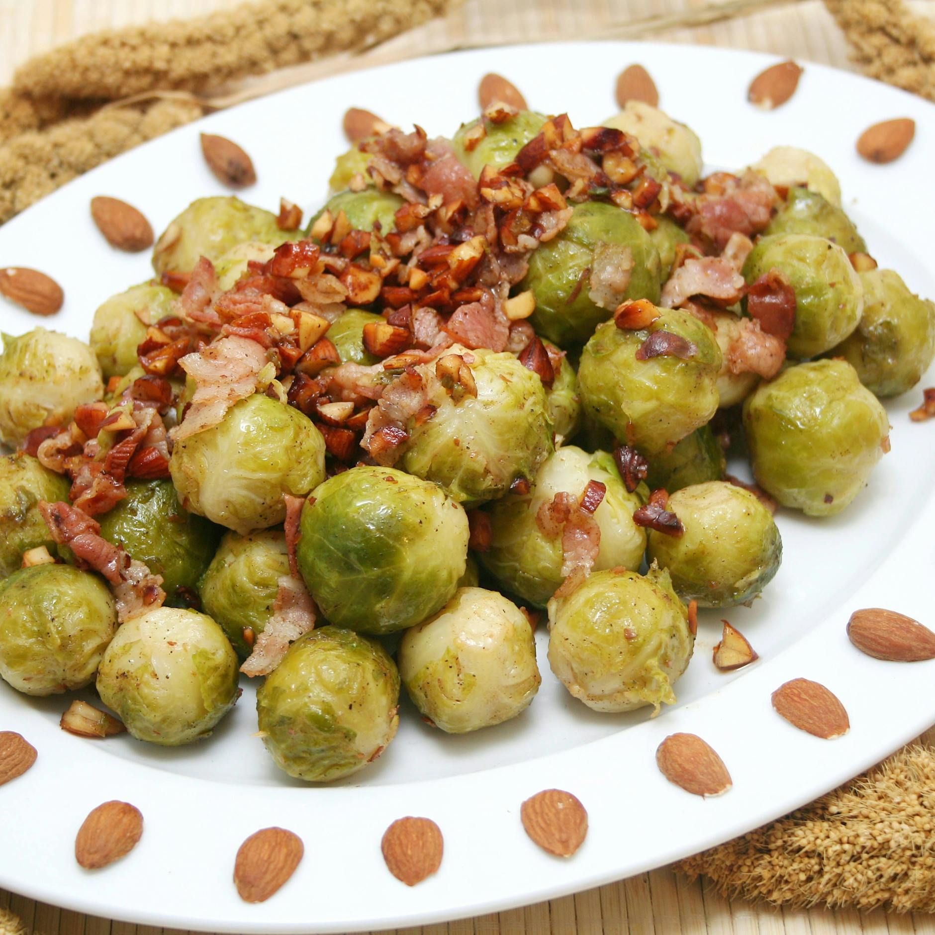 Lieblings-Rezept für Rosenkohl mit Speck und Mandeln: Einfach gut!