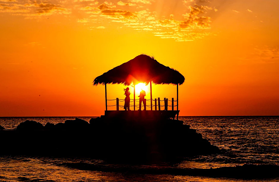 Im goldenen Gegenlicht des Sonnenuntergangs über dem Mittelmeer genießen diese Menschen den Abend in Beirut.  