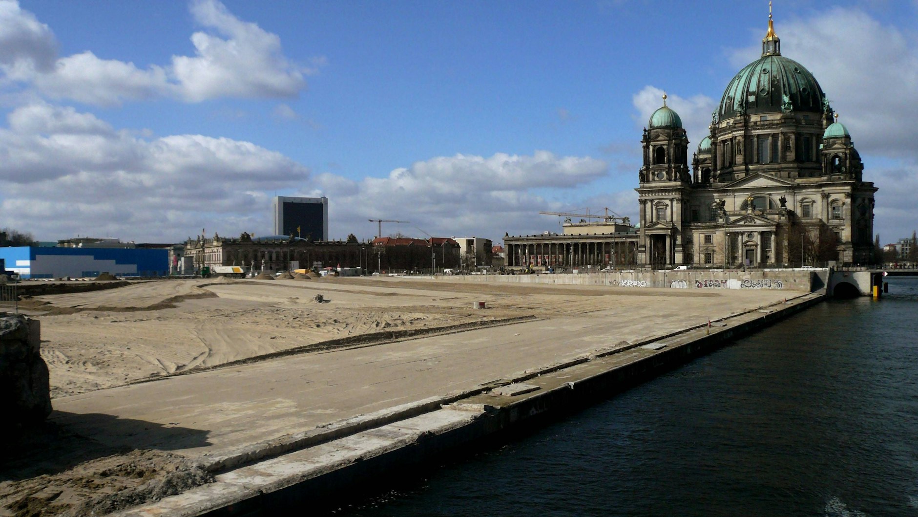 Der Palast der Republik ist abgerissen – für viele Ostdeutsche fühlt es sich an, als sei die DDR ein weiteres Mal entsorgt worden.&nbsp;