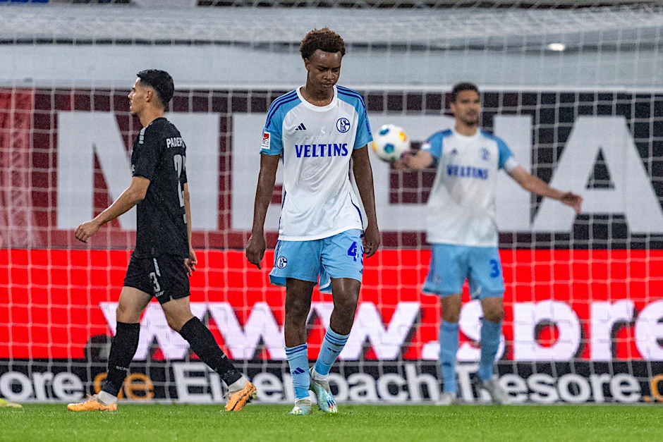 Assan Ouedraogo und Schalke kassierten in Paderborn die fünfte Niederlage in dieser Saison.  
