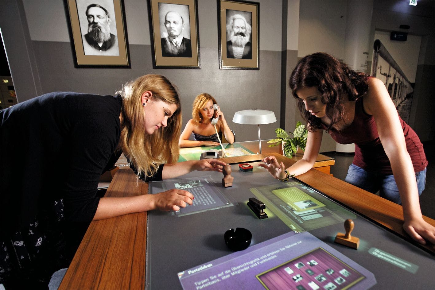 Am sogenannten Multitouch-Tisch kann man interaktiv etwas über die DDR lernen.