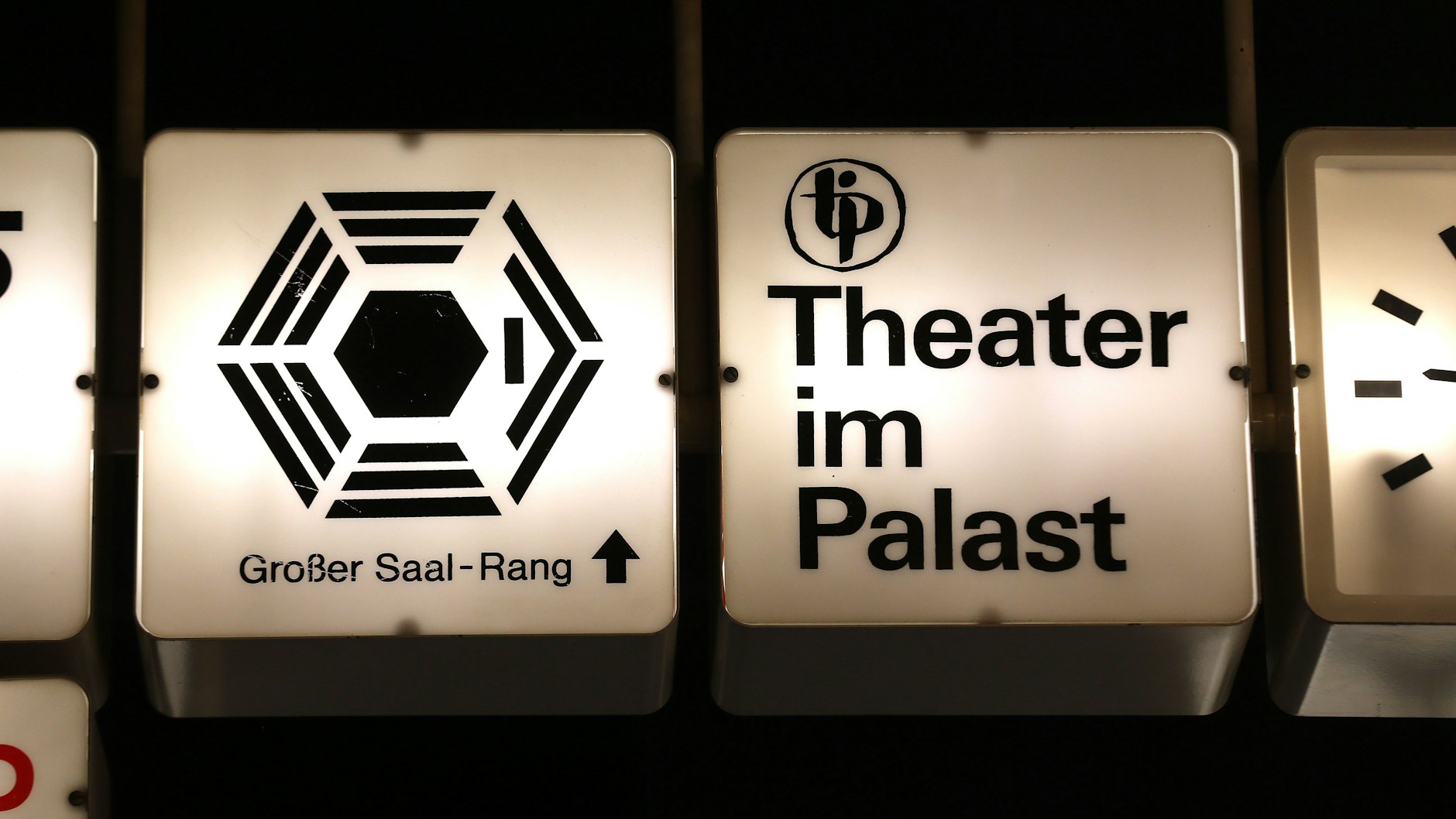 Das DDR-Museum in Berlin zeigt Beleuchtung und Schilder aus dem Palast der Republik.&nbsp;