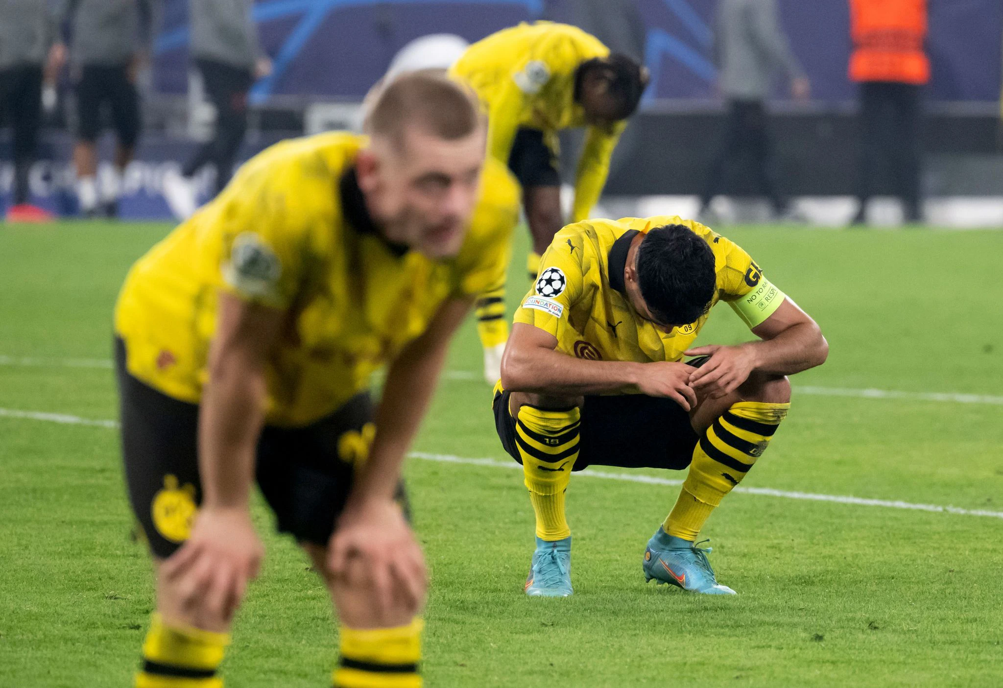 Borussia Dortmund bleibt in der Champions League weiter sieglos: Die Spieler Julian Ryerson (l), Emre Can (r) und Jamie Bynoe-Gittens sind nach dem 0:0 gegen den AC Mailand enttäuscht.  