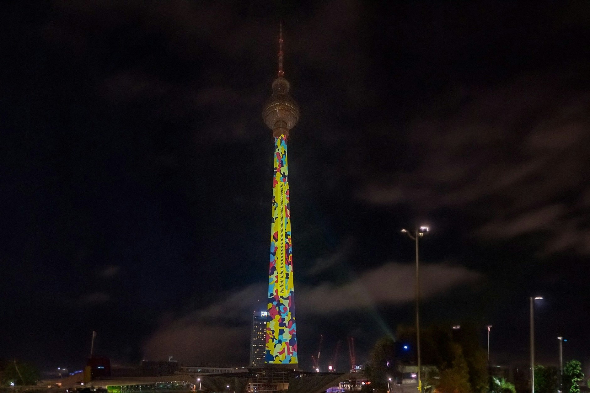 Der Berliner Fernsehturm gehüllt im Sitzmuster der Vielfalt der BVG.&nbsp;