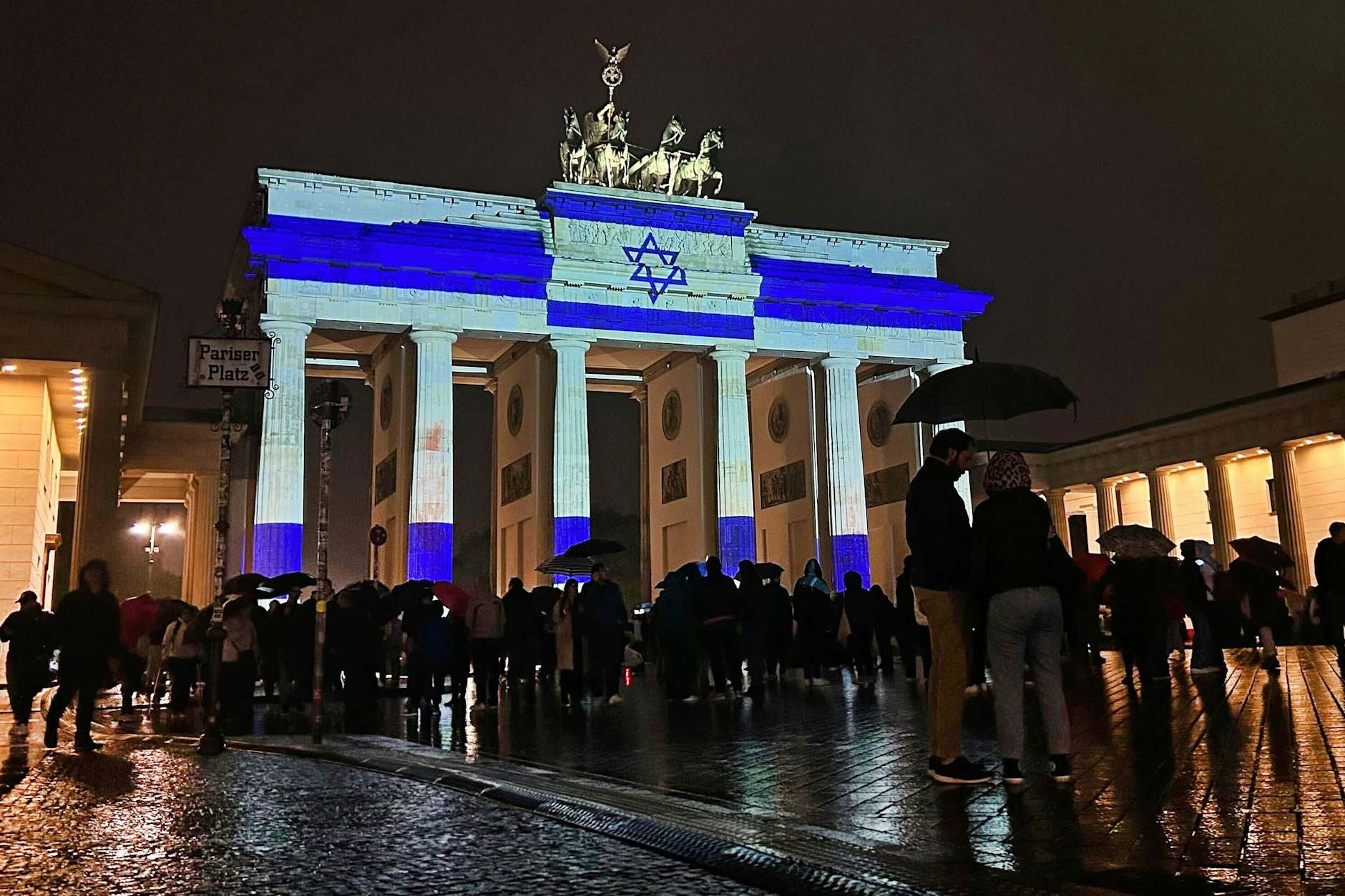 Zeichen der Solidarität: Das Brandenburger Tor wird am Samstagabend in den Farben der israelischen Flagge angestrahlt.