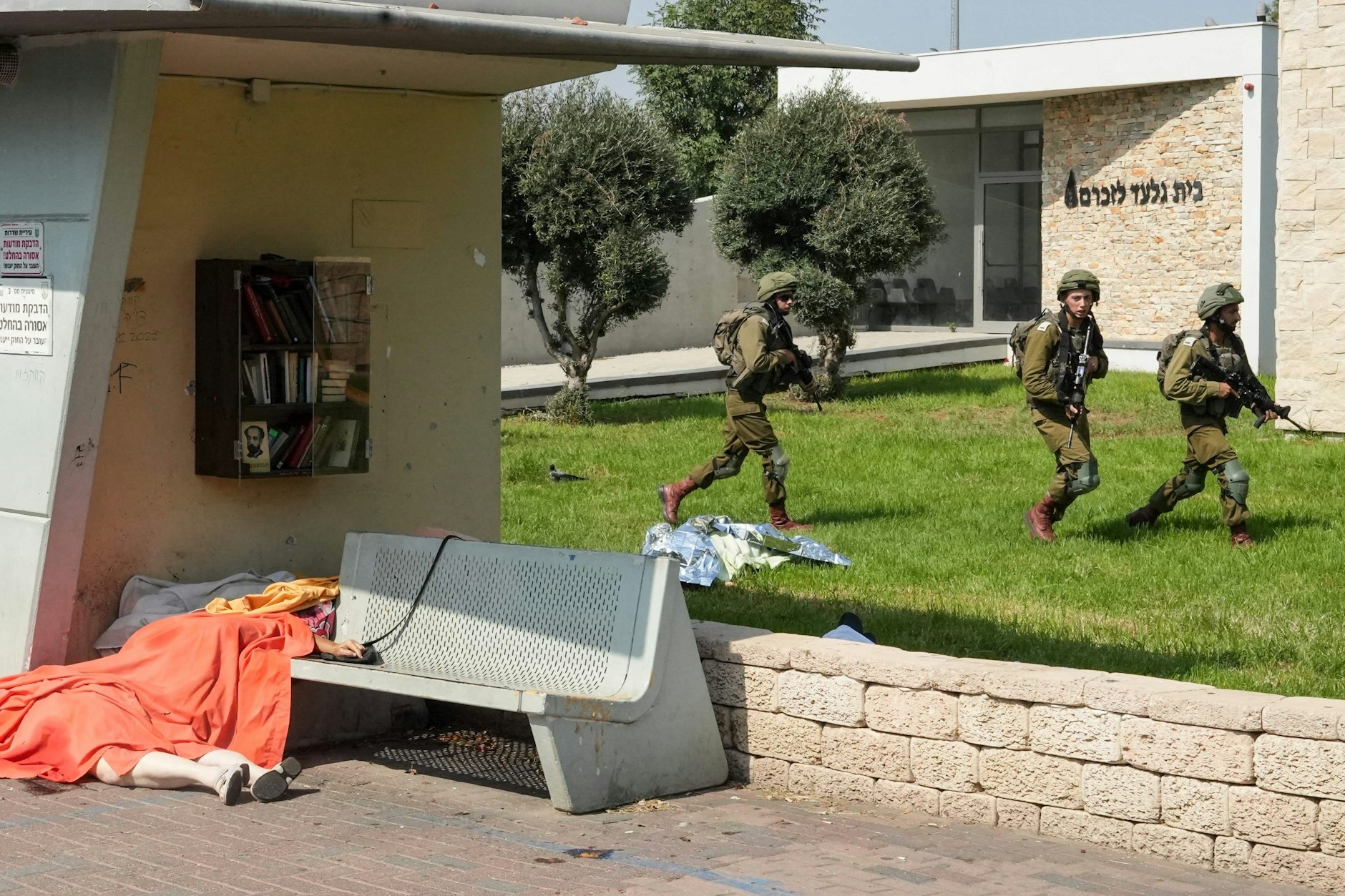 Todesopfer von Hamas in der Stadt Sderot, in Südisrael. Im Hintergrund israelische Soldaten.