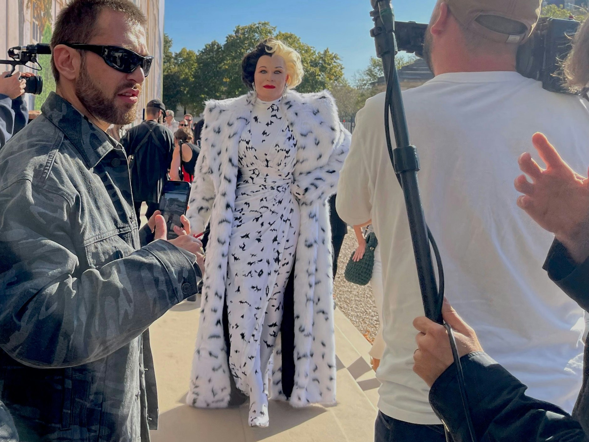 Auftritt Alexis Stone: Der Make-up-Artist besuchte die Balenciaga-Schau als Cruella De Vil aus „Hundertundein Dalmatiner“. Auf die Frage nach seinem Outfit erwiderte er: „Alles costumized Balenciaga!“ In seinen Instagram-Posts kann man sehen, wie er sich in die jeweiligen Figuren verwandelt.