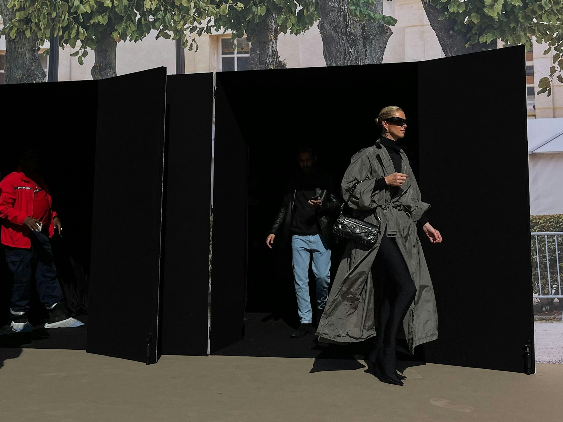 Nicky Hilton besuchte genau wie ihre Schwester die Balenciaga-Show. Ihr Outfit wählte sie vergleichsweise körperfern. Hier eilt sie schon einmal hinaus, während ihre Paris Hilton sich noch das Make-up auffrischen lässt.