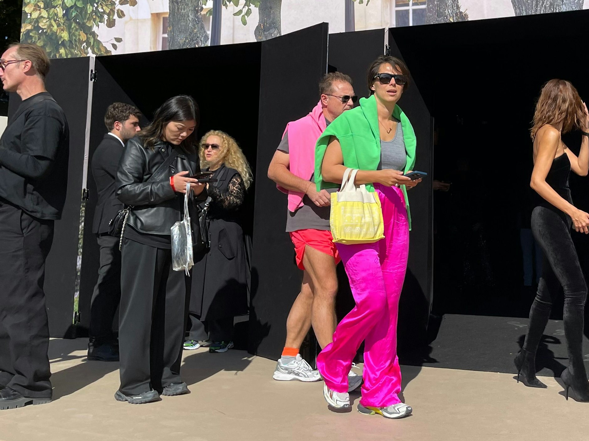 Das Ehepaar Dovile Drizyte und Juergen Teller bei der Balenciaga-Show. Auf die Frage, von welcher Marke seine berühmten Turnhosen seien, erzählt uns Juergen Teller: „Die hat mir Phoebe Philo gemacht, in der Zeit, als sie noch bei Celine war –das gleiche Modell in verschiedenen Farben.“