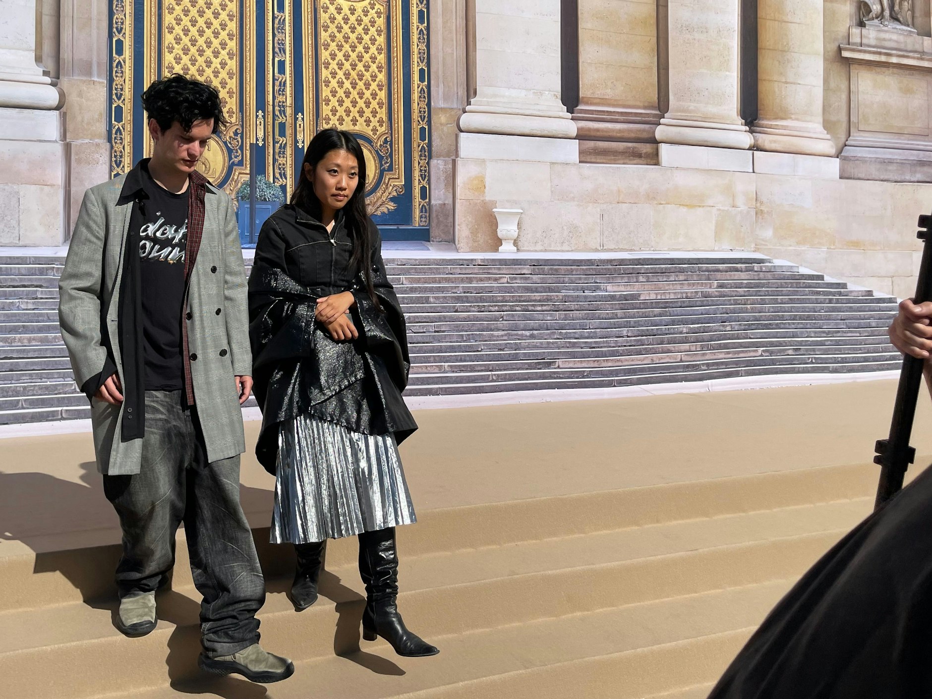 Silbrige Akzente: Daft-Punk-Shirt links, Plissee-Rock rechts.