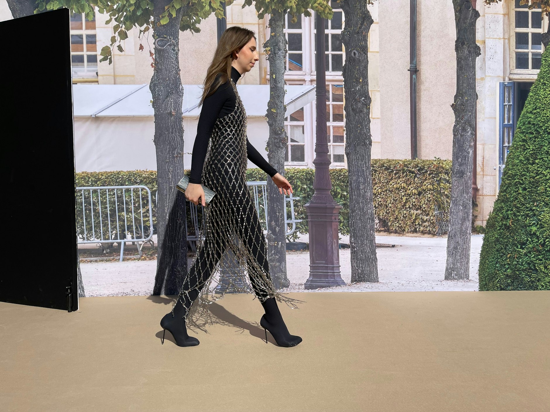 Ein Fummel aus Ketten von Balenciaga verlässt das Gelände.