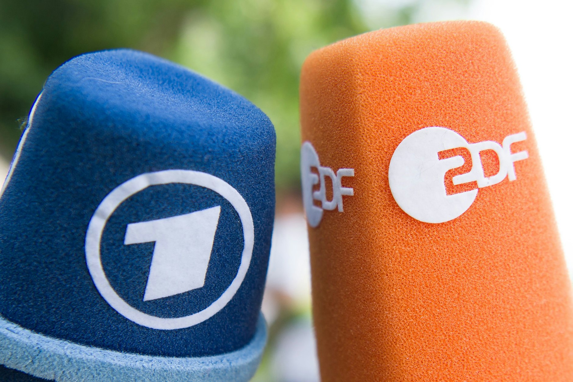 Zwei Sender, eine Mediathek: Mikrofone mit den Logos von ARD und ZDF vor einer Pressekonferenz.