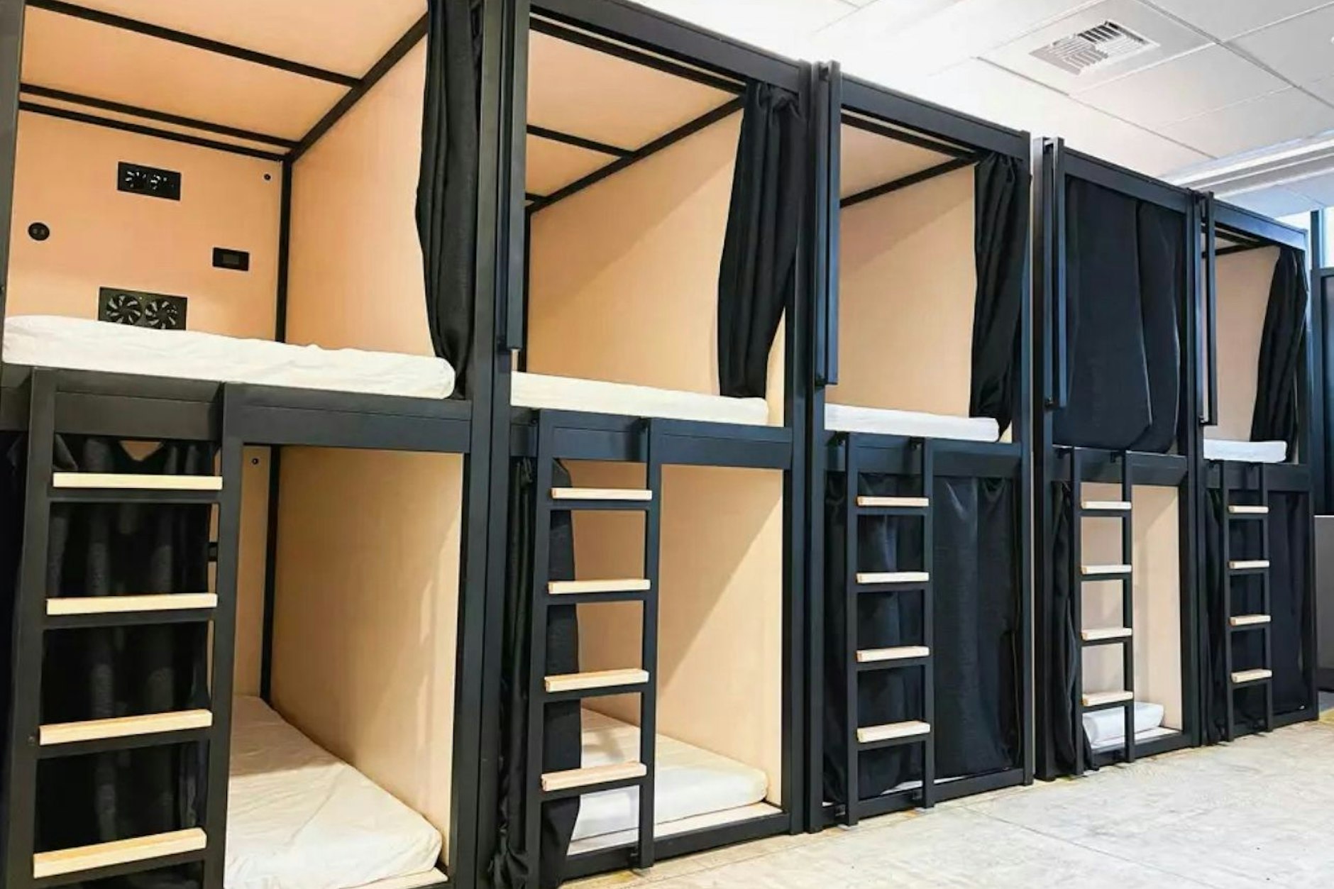Die sogenannten „Sleeping Pods“ werden als zweistöckige Etagenbetten nebeneinander aufgereiht und sind nach vorne offen.