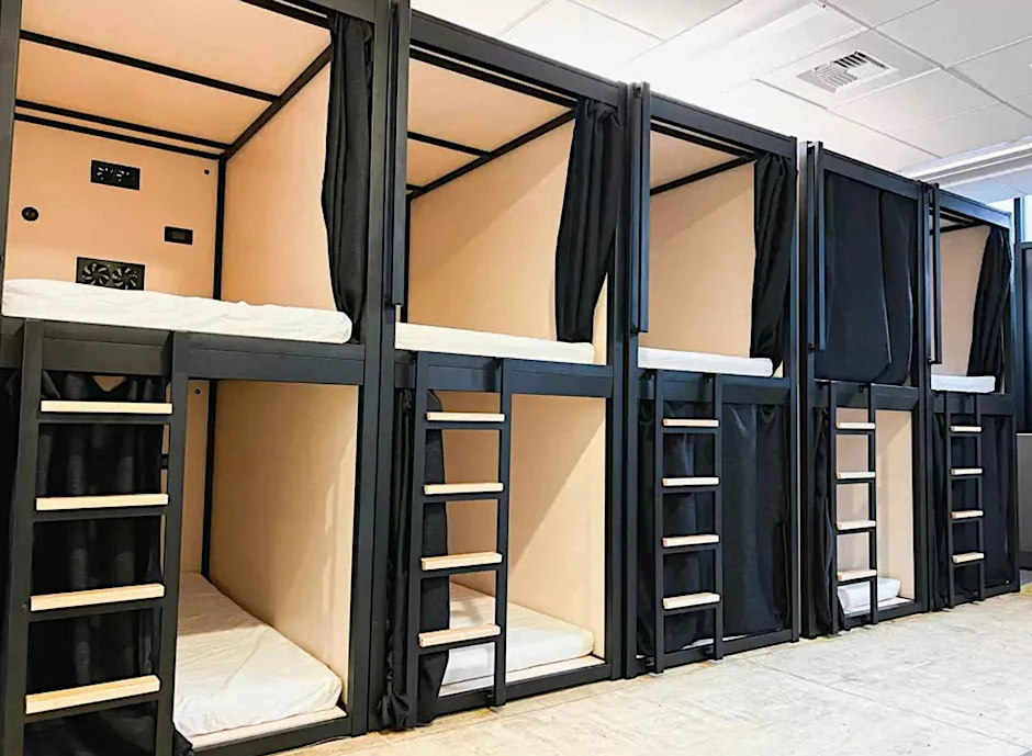 Die sogenannten „Sleeping Pods“ werden als zweistöckige Etagenbetten nebeneinander aufgereiht und sind nach vorne offen.