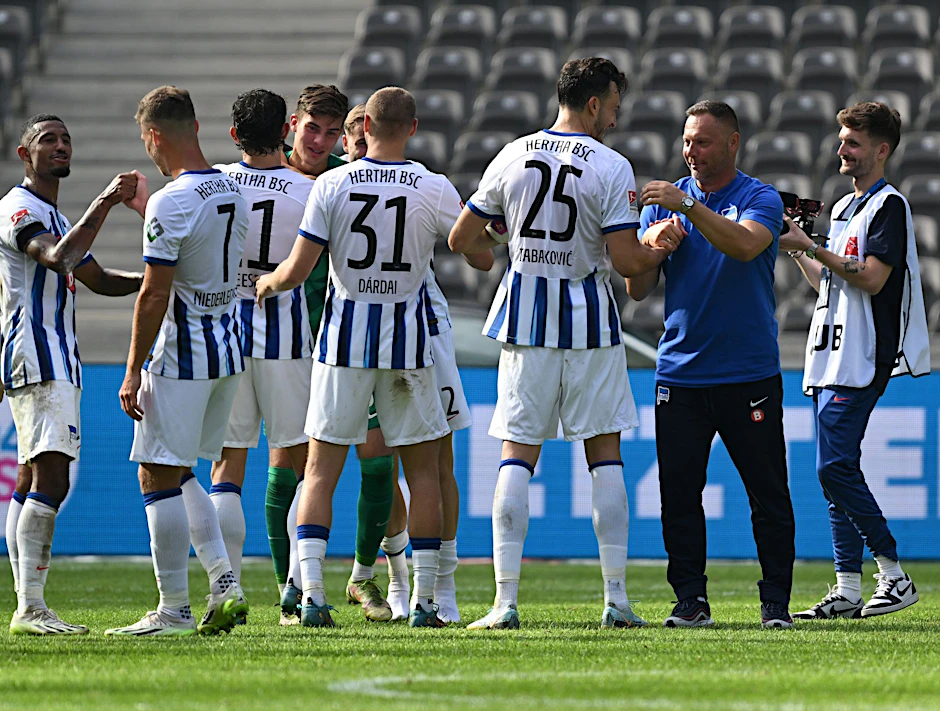 ARCHIV - Herthas Trainer Pal Dardai (r) bedankt sich nach Spielende beim dreifachen Torschützen Haris Tabakovic (25) und den anderen Spielern.  