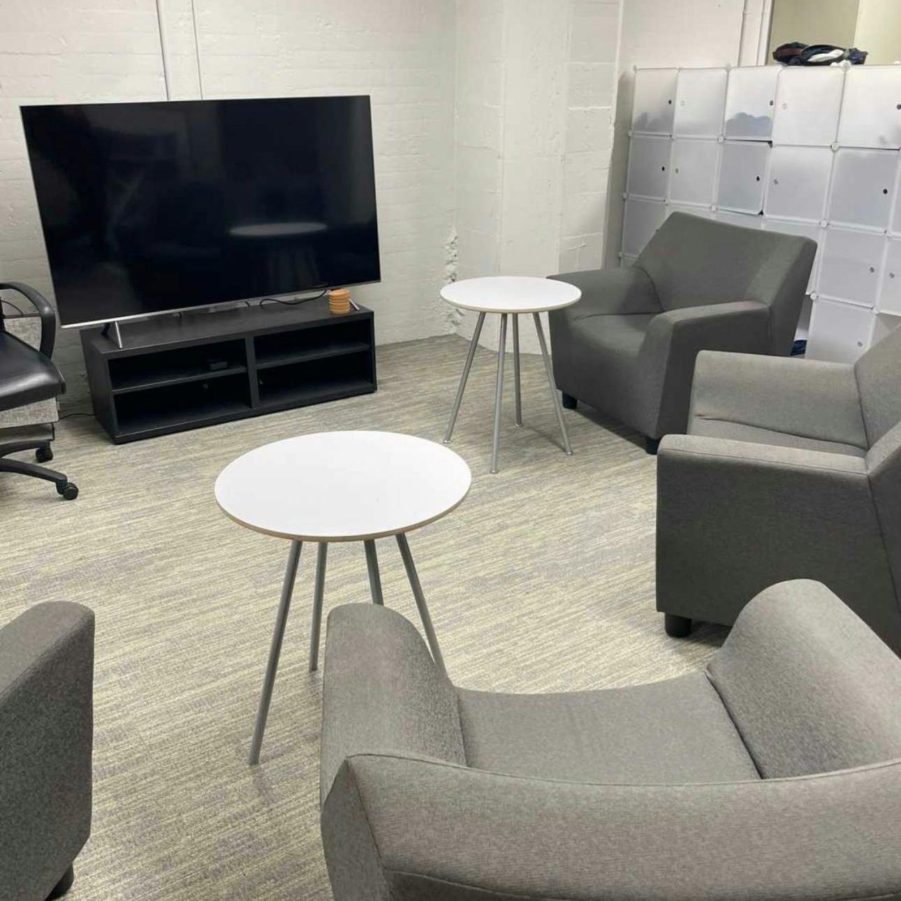 Man muss sich Badezimmer und die Wohnzimmer-Lounge mit anderen teilen.