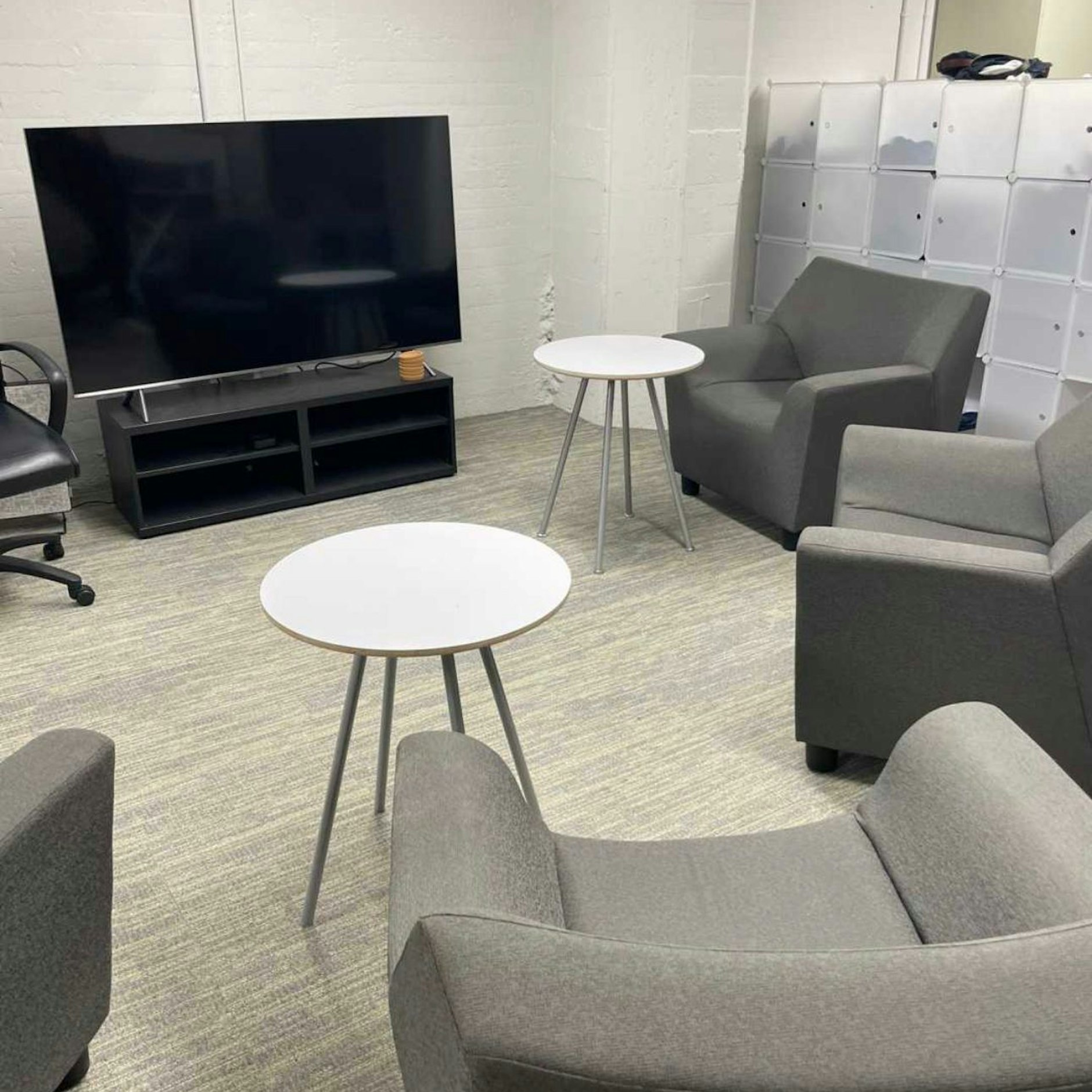 Man muss sich Badezimmer und die Wohnzimmer-Lounge mit anderen teilen.