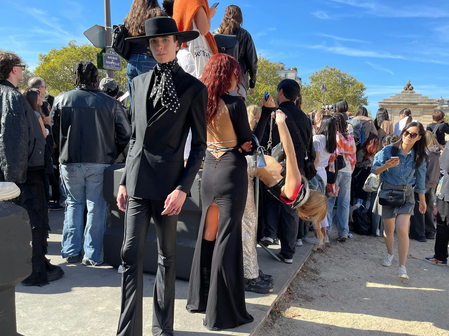 Ein herausragender Look mit Hut.