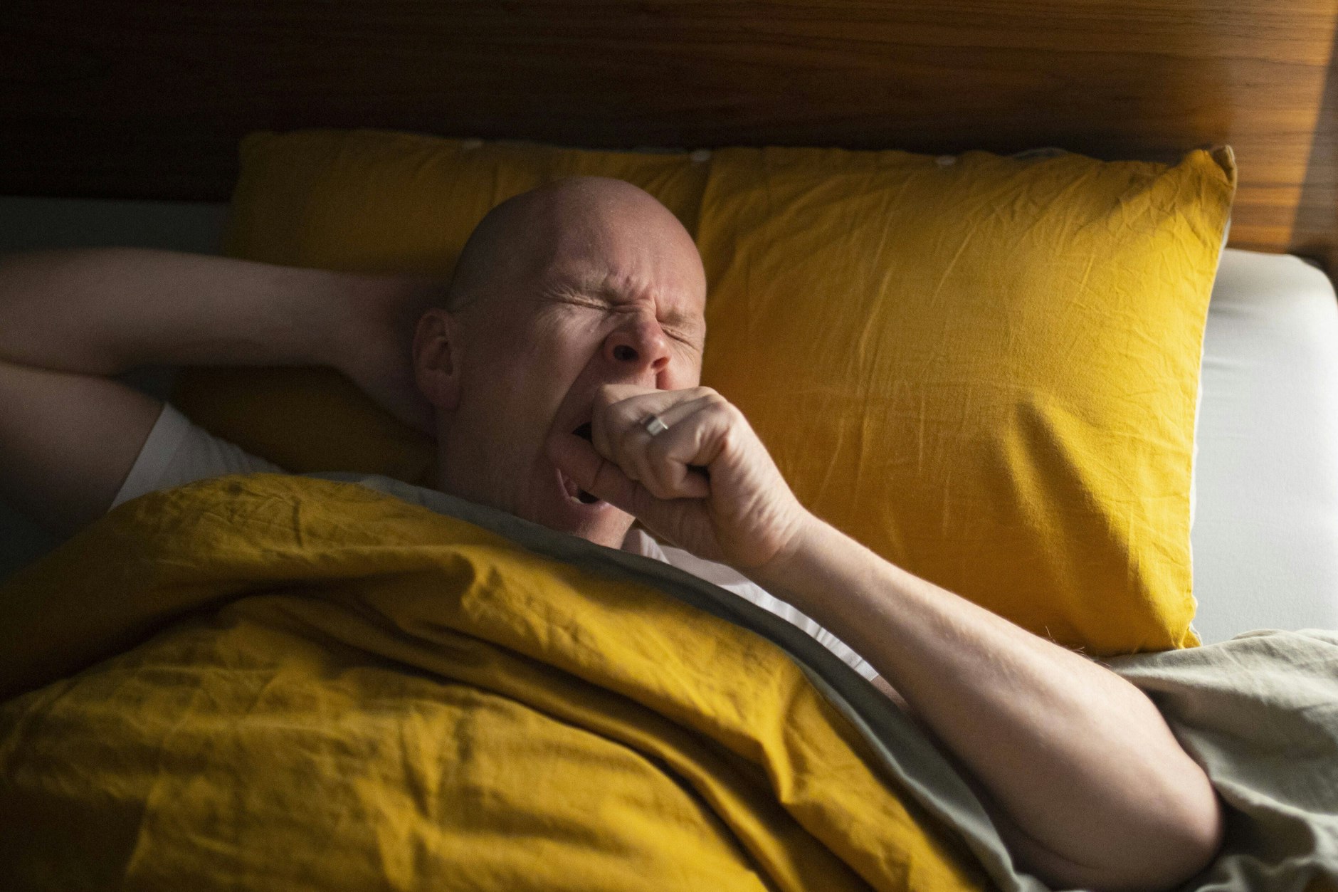 Bei einem Großteil der Deutschen ist der Schlaf gestört, viele wachen immer wieder mitten in der Nacht auf.