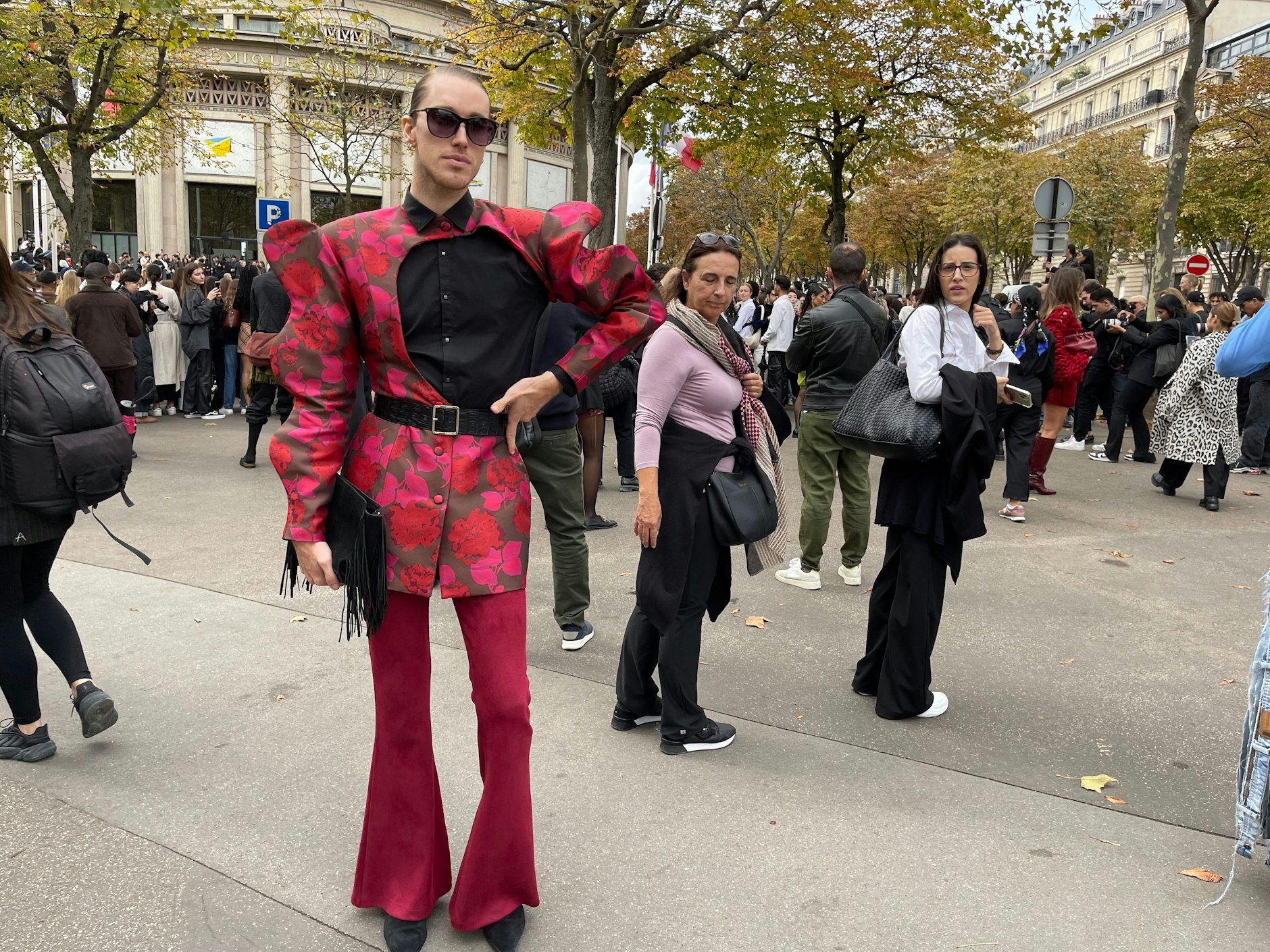 Street-Style-Enthusiast Alexis Rallo im extrovertierten Gewand.