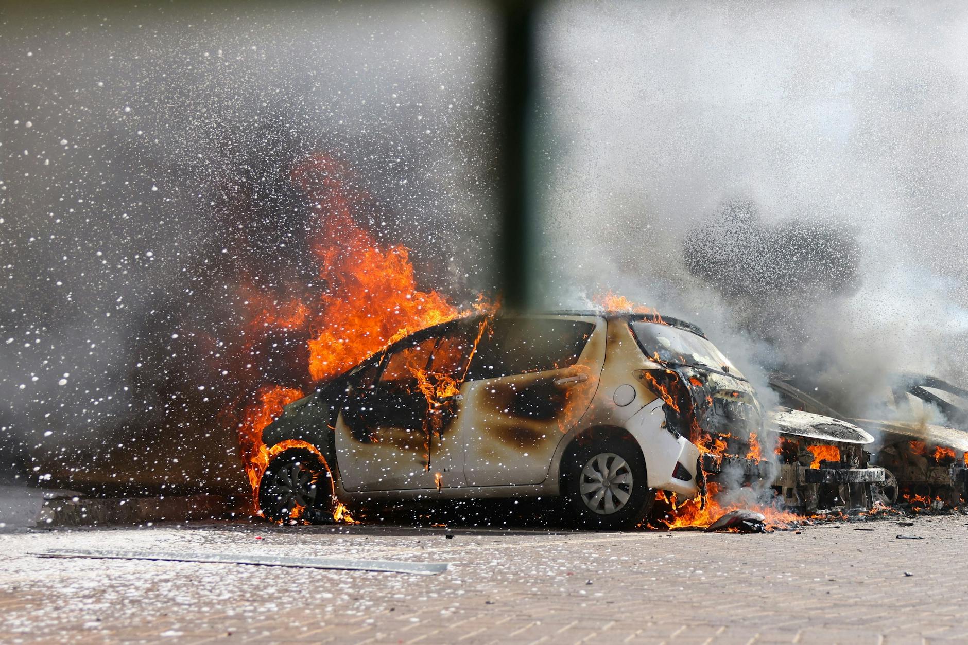 Diese Autos wurden von einer Rakete getroffen. Auch auf den Straßen Israels wird gekämpft.