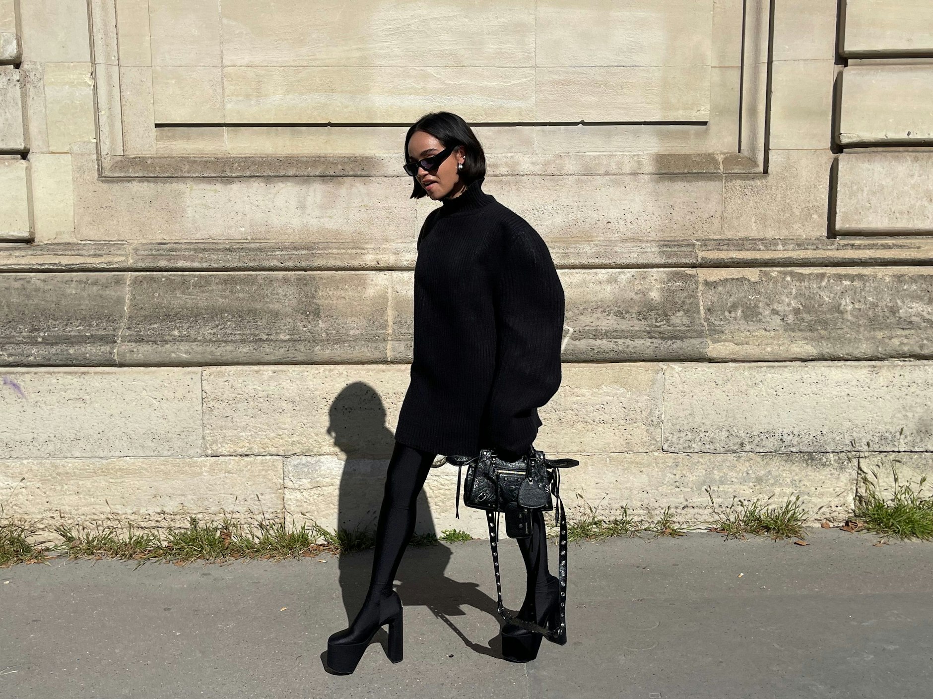 DJ Parvané Barret aus Dubai besucht die Balenciaga-Show in schwarzer Silhouette.