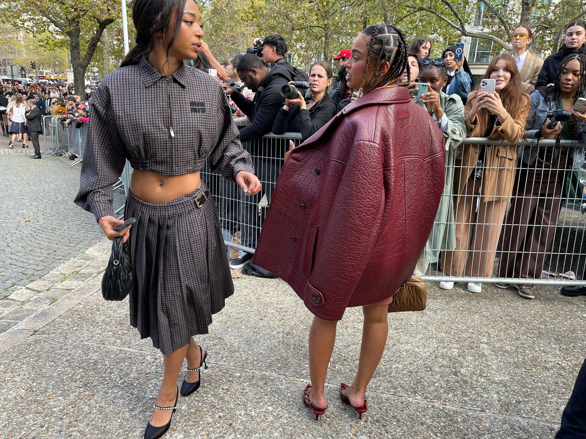 Auch die Schauspielerin Manon Bresch (l.) und die Influencerin Paola Locatelli (r.) waren bei Miu Miu zugegen, komplett in der Montur der Marke.
